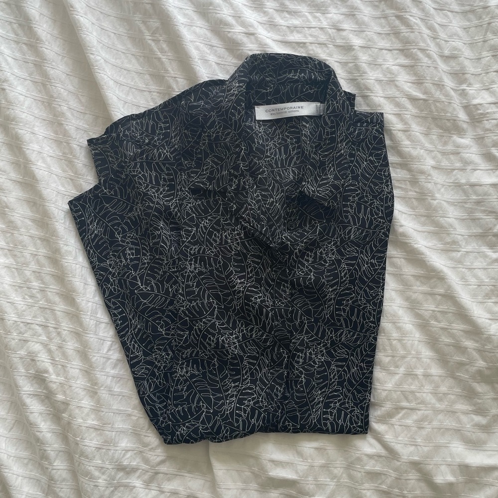 CONTEMPORAINE Flowy Cap Sleeve Button Down - Picture 4 of 9